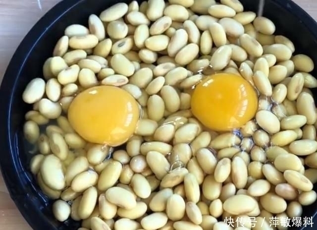 1碗黄豆,2个鸡蛋,没想到这么好吃,不蒸不炸,出锅一会就光盘