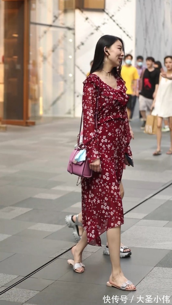 时尚|美女街拍:中年女性的气质穿搭,红色碎花连衣裙,修饰出无尽优雅魅力