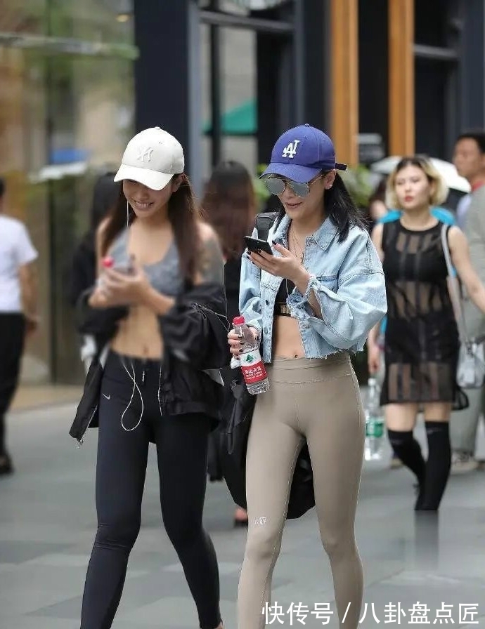 打底裤 同行的打底裤两姐妹，小粗腿完全沦为了背景！