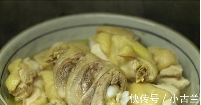 上火|比白切鸡还好吃入味的清蒸鸡,不用一滴油,蘸上酱汁好吃不上火