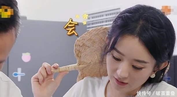 毕业 都是中专毕业,在给外国人点餐时,赵丽颖和李浩菲的差距太大了