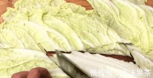 白菜炖豆腐做得不好吃那是你没用对方法，这样做上桌连汤都不剩