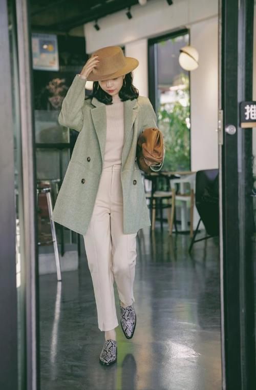今冬，火了一款裤子叫：毛呢裤，配大衣气质又高级，谁穿谁好看