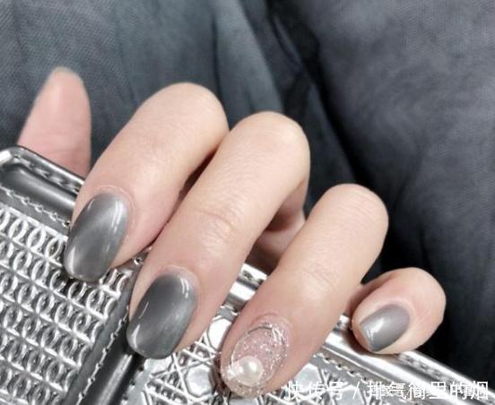高级感十足的烟灰色和奶灰色美甲图片,时尚显白,拒绝平庸