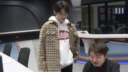 宋亚轩广电食堂吃自助餐，吃肉怕浪费，拿了两个大馒头：山东人最爱