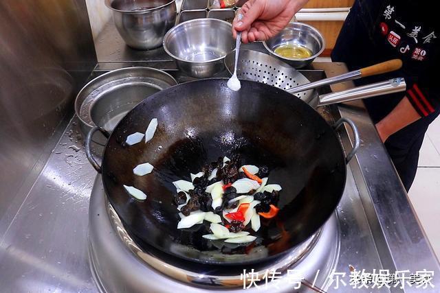 葱油|炒木耳时，总容易炸锅爆裂？教你小技巧，木耳不炸锅，更鲜香脆爽