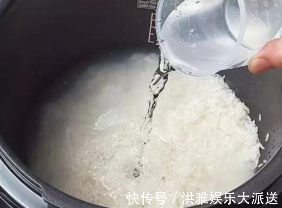 外行|蒸米饭,外行才只用清水!多加2样,松软清甜,颗粒分明,格外香