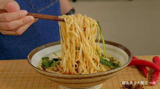 面条不要水煮,换种新吃法,比水煮好吃比炒简单,一周吃6次不多
