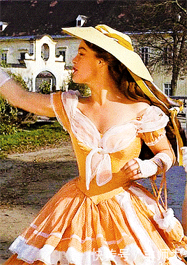 茜茜公主才是“发量王者”,栗色头发像斗篷一样,光亮又浓密