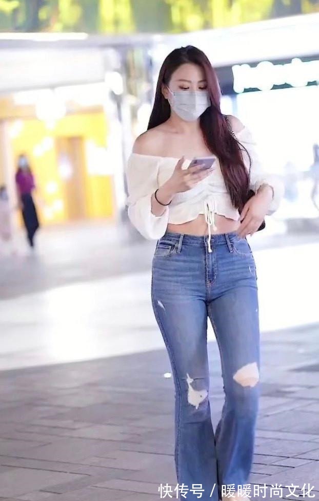 搭配 漂亮的紧身牛仔裤搭配,整体干净整洁,凸显优雅高贵气质!
