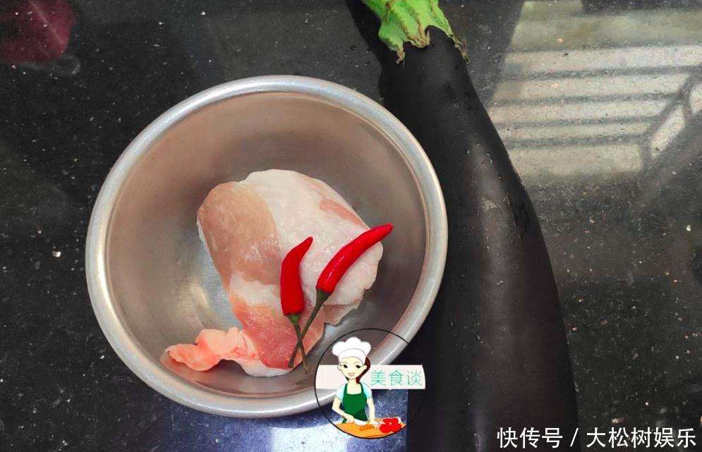 炒茄子时,切完别直接炒!多加1步骤,茄子香软不吸油,超级入味