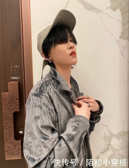 帅气|陆柯燃也太会穿了,格纹上衣配荧光裤,帅气模样男生看了都心动