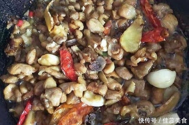 胶原蛋白|它是天然“雌激素”,女人常吃,皮肤粉嫩显年轻,40岁还是少女脸