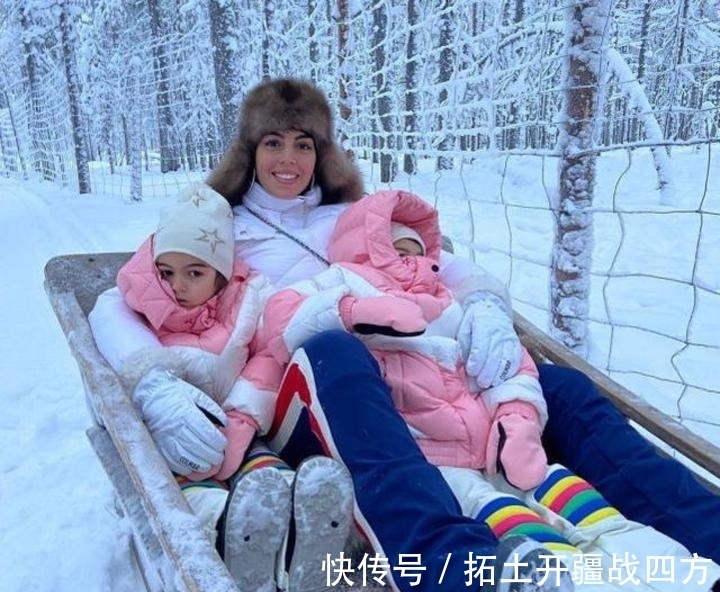 驯鹿|有钱任性!C罗未婚妻带4娃北极“烤火”,与11岁迷你罗亲密合照