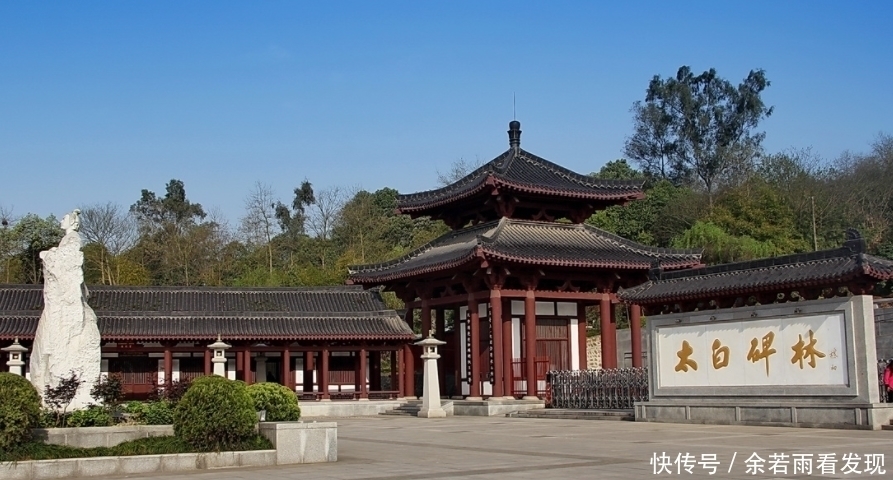 庭院|郭沫若故居，是一座一开三间，青瓦木板墙的庭院