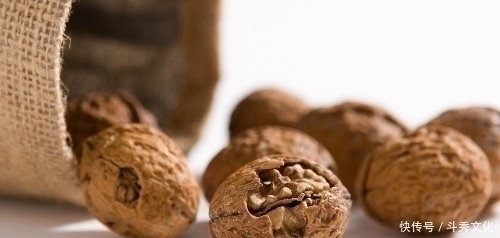 开宝本草|吃核桃对脑子好,但切忌与一物同食,没营养不说还会生病