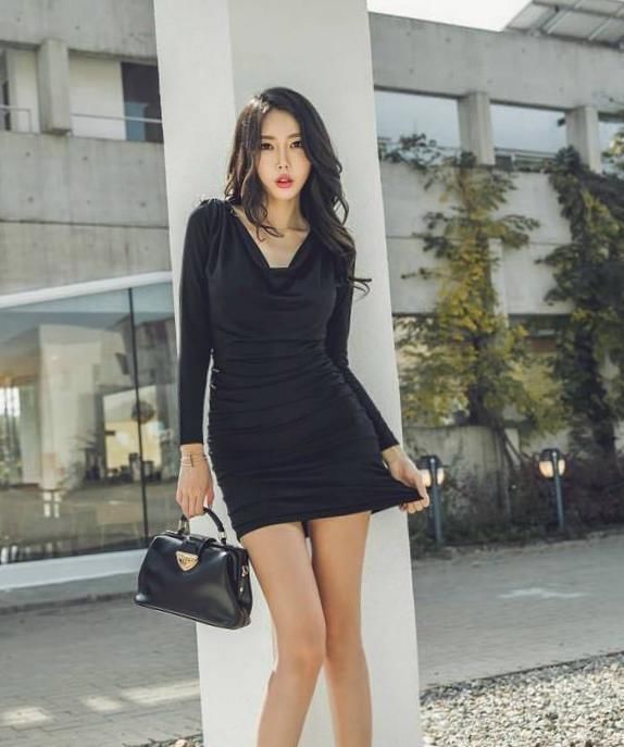 紧身|街拍紧身短裤微胖小姐姐,美腿真的漂亮,高挑性感超撩人