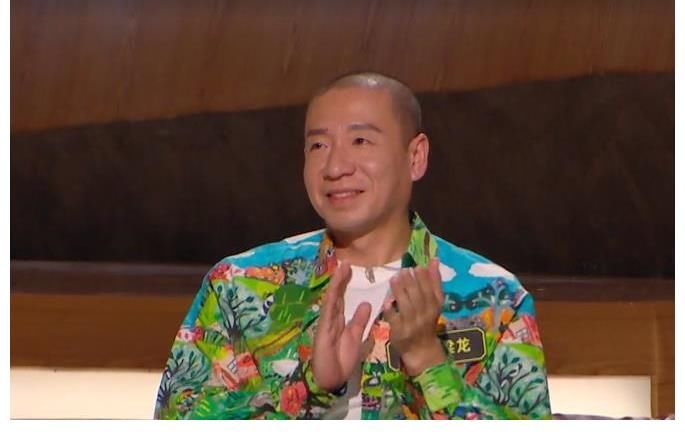 能身兼六职，上节目却成首个被停播导演，梁龙的“尴尬”谁负责？
