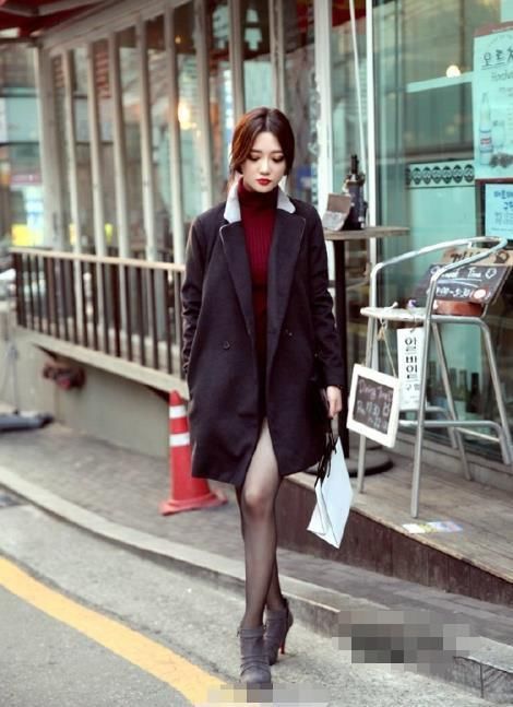 黑丝|红色风衣简直太性感，小姐姐搭配黑丝更是迷人，诠释女人味