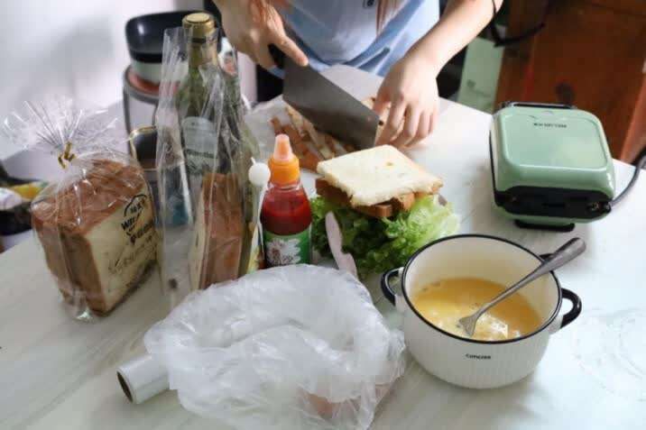 初级中学|安庆师大学生变身“小厨师”为乡村留守儿童做“爱心早餐”