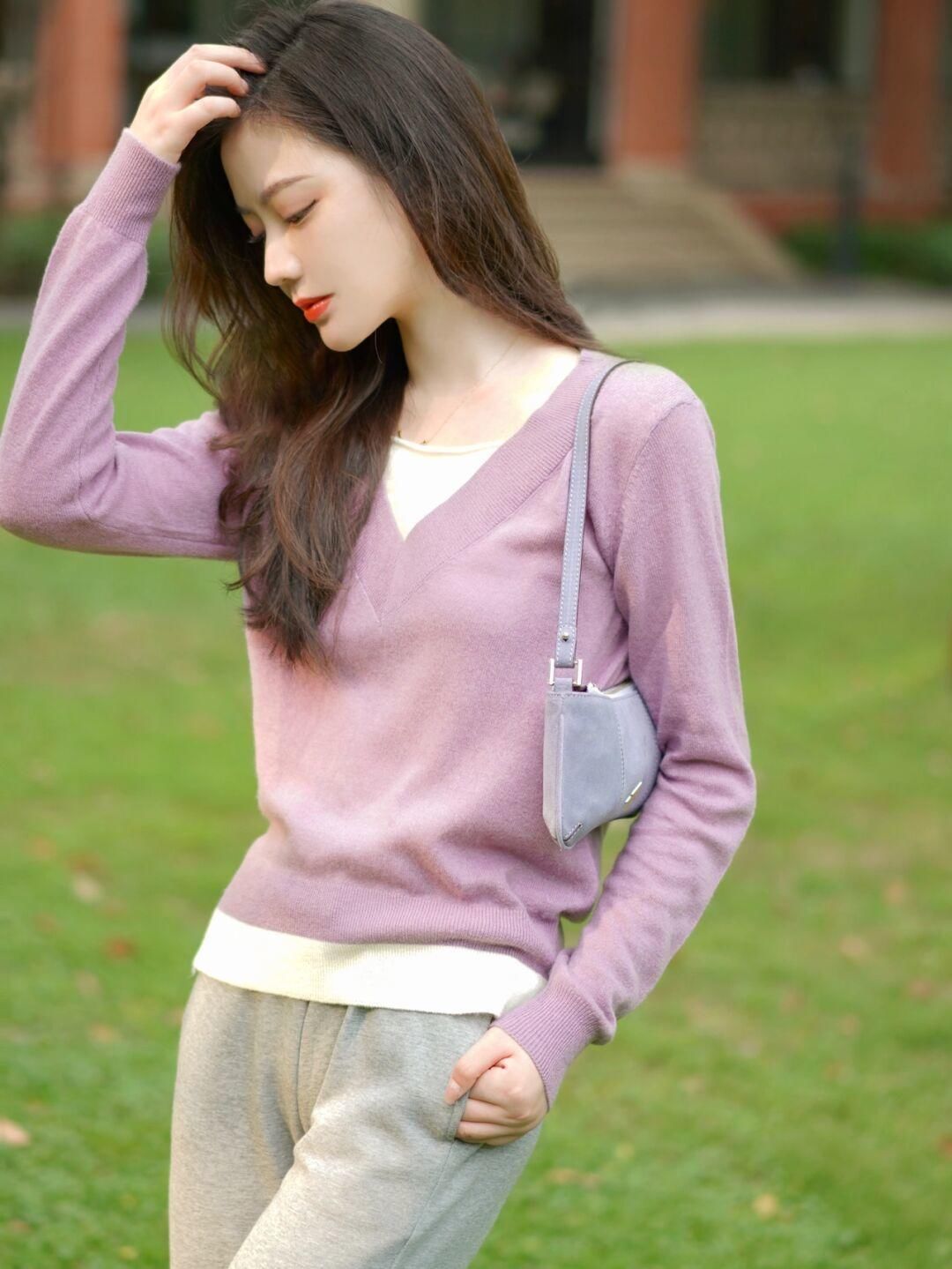 牛仔裤|针织衫选对颜色很重要，浅紫色针织衫+灰色运动裤，温柔又气质