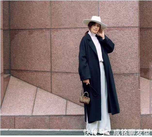 浅灰色|换来换去,中年女人还是穿黑色大衣更有韵味,时尚百搭又减龄