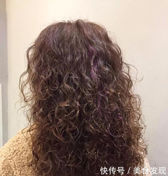 洋气 今冬流行烫满头发型20多款,时尚还保暖,烫完真洋气!