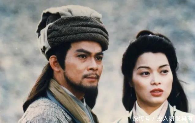 版本的乔峰|83版的乔峰为什么总戴帽子?黄日华摘下帽子后,网友笑出猪叫声