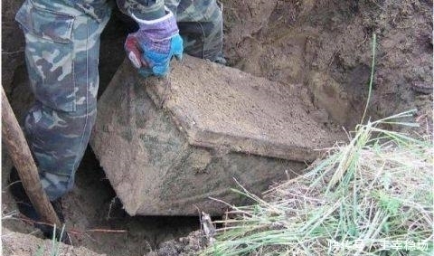 小伙和爷爷给果园松土,挖出一个铁箱子,里面的东西竟完好无损