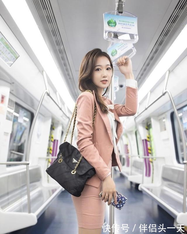性感 地铁里帅气迷人的粉色西装少女，搭配一双浅色高跟鞋更是性感迷人！