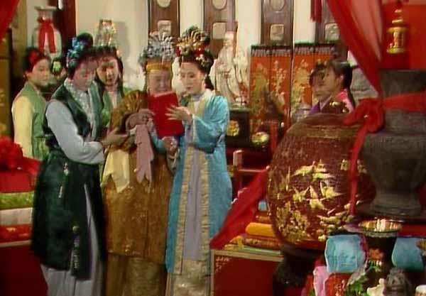 贾母是出了名的善良,为何对亲孙女贾迎春的悲剧视若无睹?