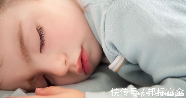 西一|宝宝睡觉不老实,妈妈以为“闹觉”不耐烦,殊不知宝宝发出“帮帮我”的信号!
