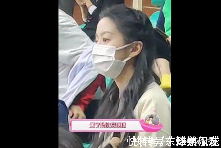 包上恩|主动问候,和郭艾伦场边互动的美女球迷是谁?大侄子桃花来了?