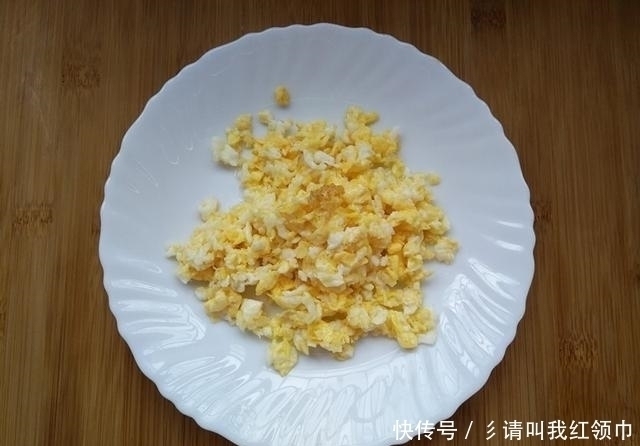 韭菜盒子|韭菜盒子这样做,不和面不擀皮,10分钟就能做一盘,皮薄馅儿香