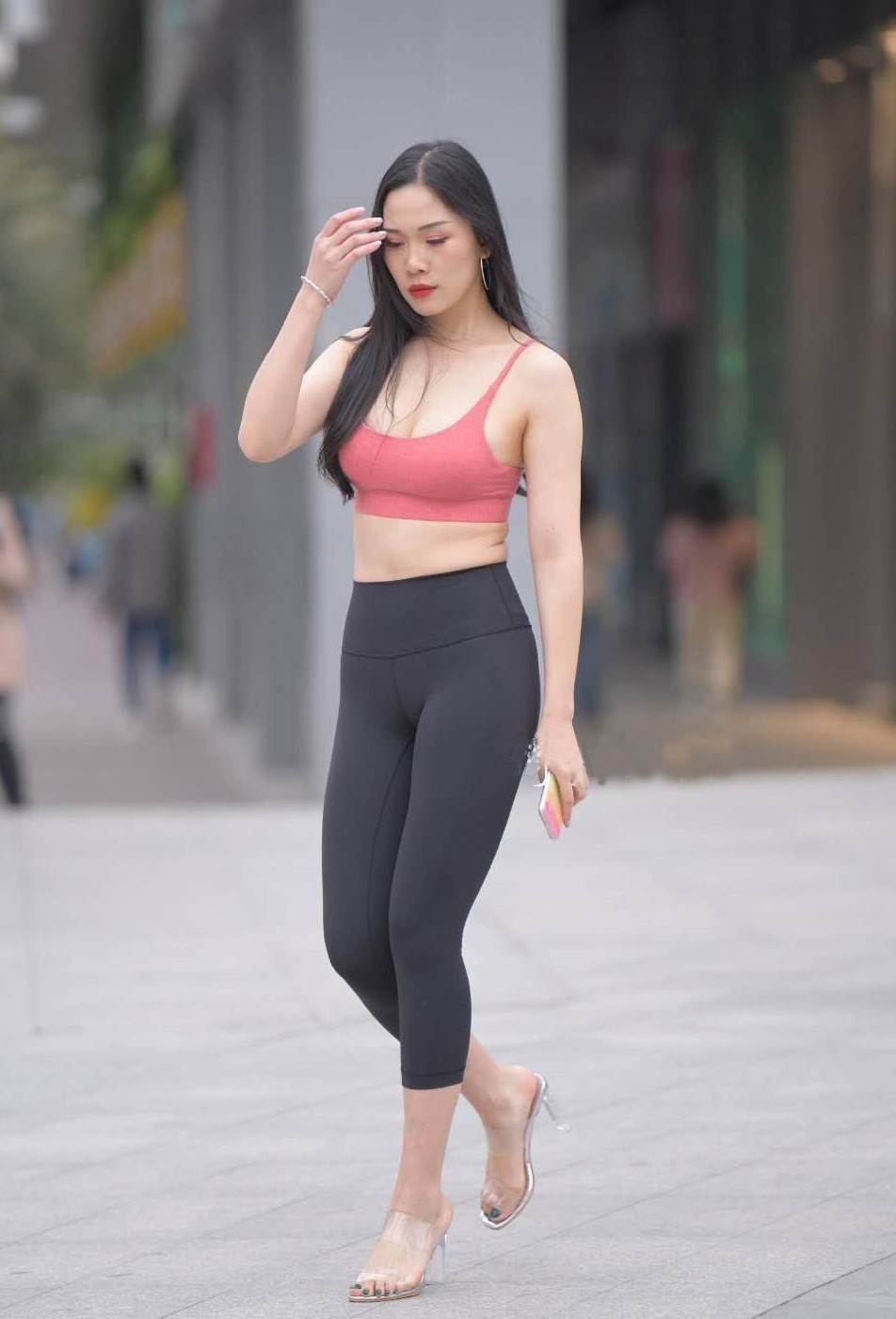胶带 高个子的运动风穿搭,粉色短打背心+紧身运动裤,简单舒适又高级