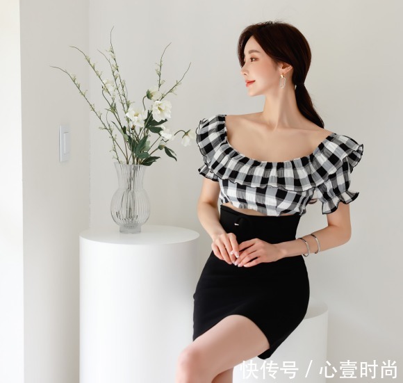包臀裙|女神孙允珠高清时尚搭配:花束格纹层叠梦蕊黑白包臀裙