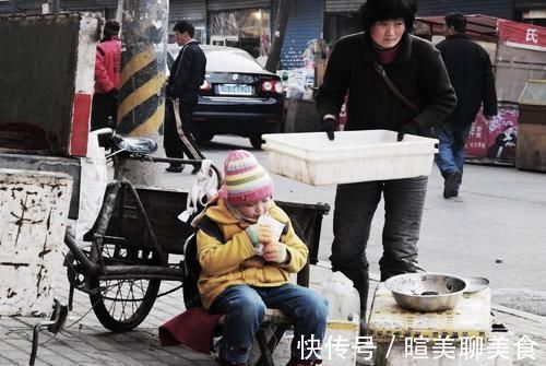 孩子|4口人挤24平米小房间,网友:就这还敢生?条件艰苦该不该生二胎