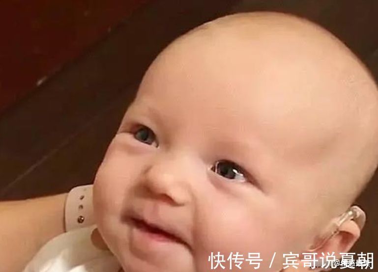 泪目|新生宝宝先天失聪，戴上助听器宝妈喊他，宝宝的表情家人泪目