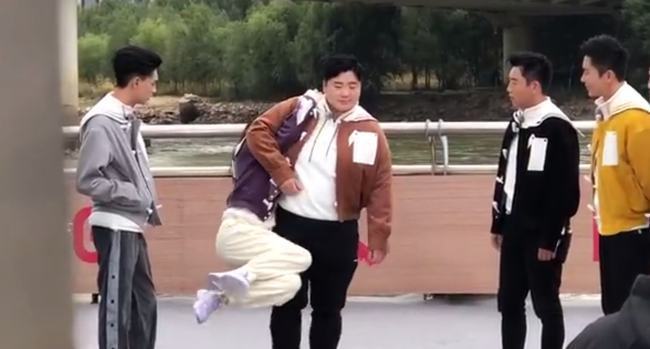 比拎包轻松！巩立姣录制综艺单手拎起白鹿 网友惊呼