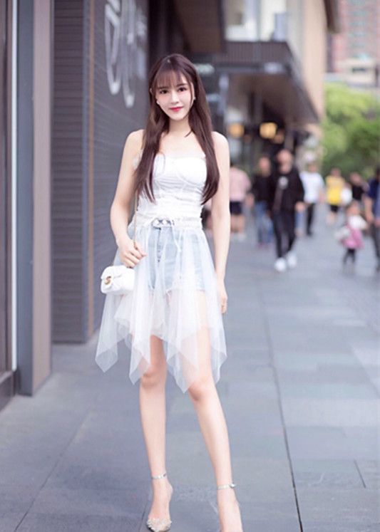 街拍:俏皮可爱的小姐姐,简单的背心搭配运动裤,活力十足