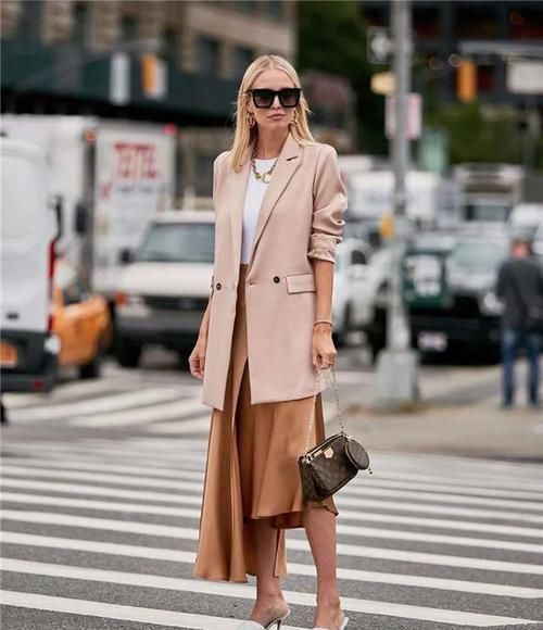 容易显老的4种颜色,皮肤黄的女生总爱穿,显老没气质,被人笑话