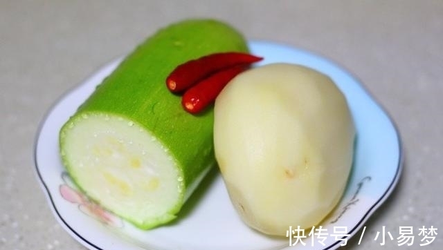 炒土豆丝|土豆别再炒土豆丝了，这种做法才是孩子最爱的，炒一盘都不够吃