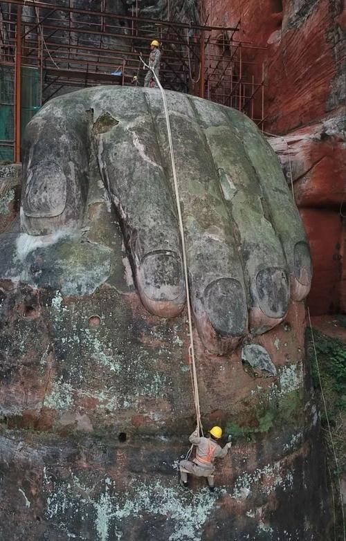 老年|乐山大佛颜值进化之路：摘掉美瞳和假发，从流浪汉变白净佛祖