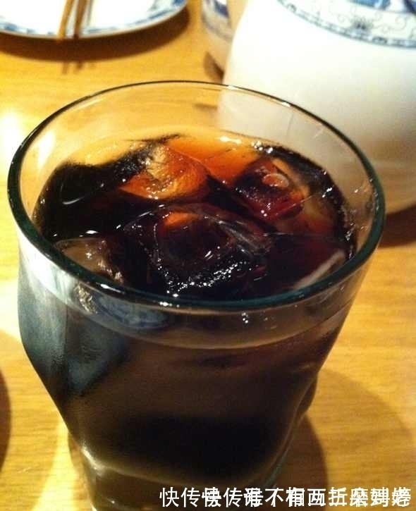 工作人员|1瓶可乐价值198000?熊孩子用可乐给钢琴洗澡,父母脸色苍白