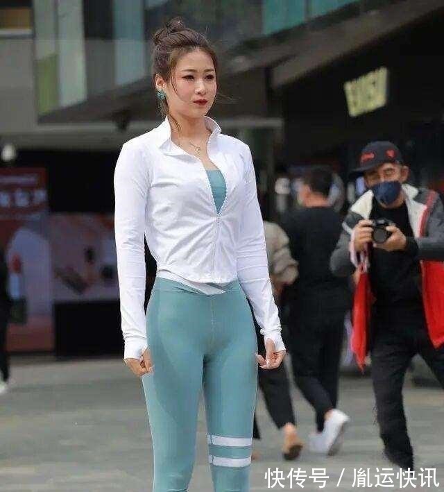 高挑 蓝色打底裤搭配甜美时尚上衣,变得更加时尚,让自己看起来高挑!