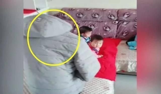 快递|妈妈下楼拿快递,摆了个假妈妈盯着双胞胎,这画面原谅我笑了