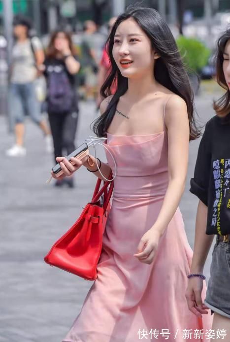 高跟鞋|粉色吊带裙+一字小高跟,简单大方又不失时髦,独特气质一览无余