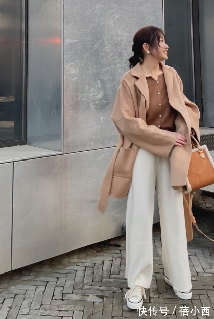博主 羽绒服穿腻了?今年流行“大衣”,搭配毛衣、阔腿裤,时髦又洋气