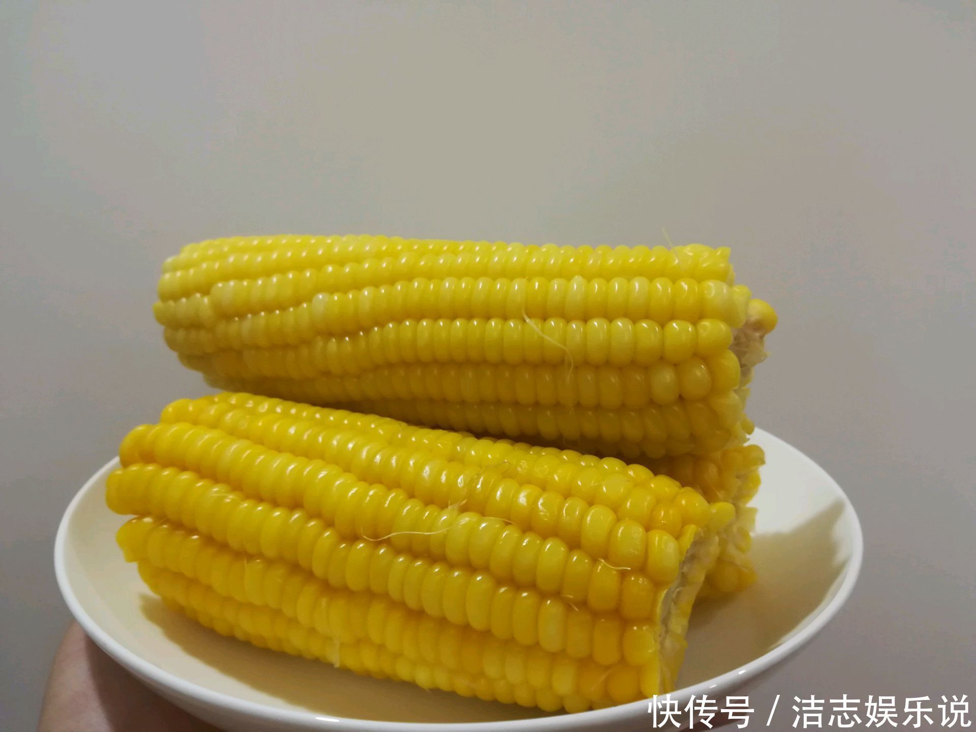 香甜|煮玉米,扔水里就煮了牢记1个诀窍,玉米香甜又软糯