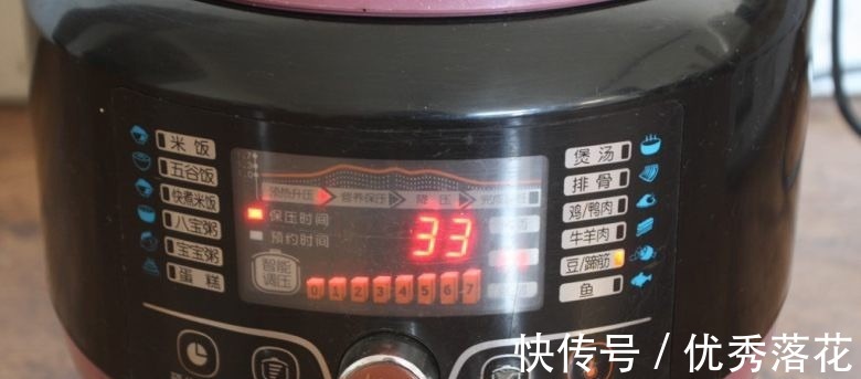 猪手|黄豆炖猪手，满满的胶原蛋白，鲜嫩软烂，吃着太过瘾了！